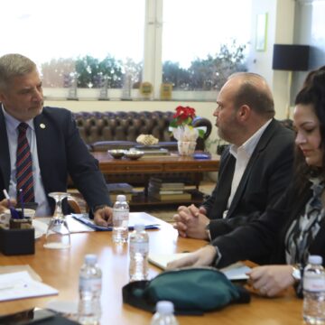 Η πρώτη Περιφέρεια που χρηματοδοτεί δράση για ελεύθερους επαγγελματίες Ρομά