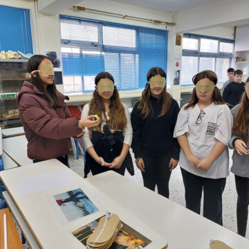 Δράση «Μαθαίνω χωρίς να βλέπω» σε σχολεία της Αττικής