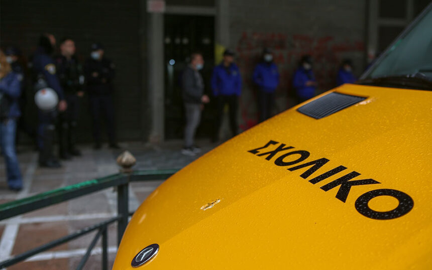 Συνελήφθη οδηγός σχολικού λεωφορείου χωρίς δίπλωμα