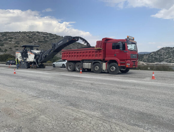 Συνεχίζονται οι εργασίες αναβάθμισης του οδικού δικτύου Αθηνών – Σουνίου