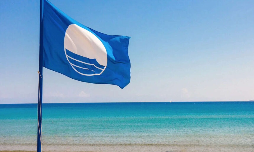 Γαλάζιες Σημαίες σε 18 παραλίες του Νομού Αττικής
