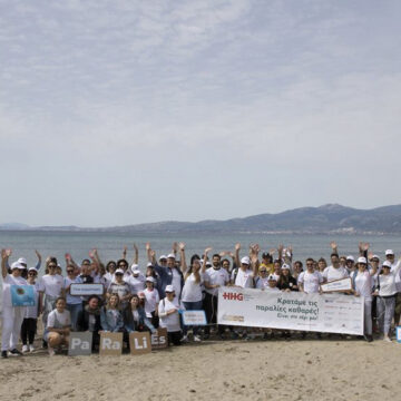 75 εργαζόμενοι καθάρισαν την παραλία Σχινιά