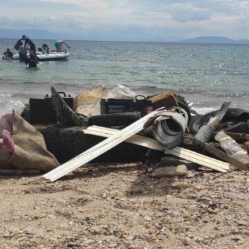 Εθελοντικός καθαρισμός σε παραλία της Ραφήνας