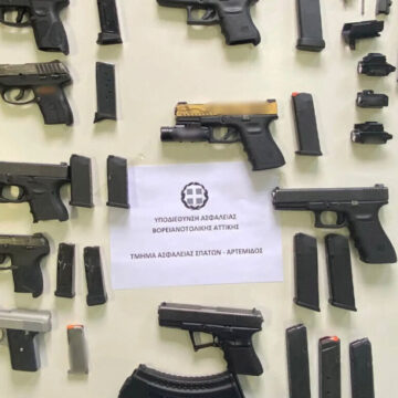 Συνελήφθη 22χρονος που έκρυβε «οπλοστάσιο» στο σπίτι του