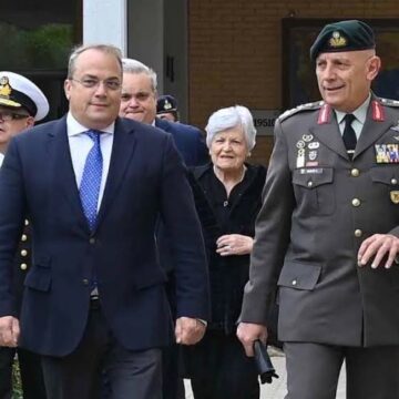 Απονομή του χρυσού μεταλλίου της πόλης στον Κωνσταντίνο Φλώρο