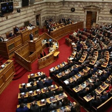 Με 158 «ναι» έναντι 142 «όχι» κυρώθηκε ο κρατικός προϋπολογισμός 2024