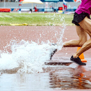 steeplechase race legs male runner splashing water Αγώνες δρόμου φυσικών εμποδίων «Χριστούγεννα στο Στίβο – ΚΕΚΡΩΠΙΑ 2023»