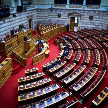 Στην τραγωδία των Τεμπών αναφέρθηκαν οι βουλευτές στην Ολομέλεια