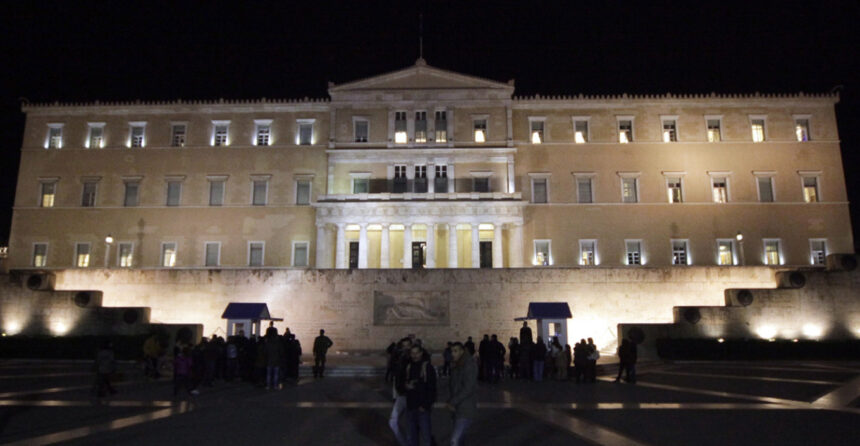 Κατατέθηκε το νομοσχέδιο για τα ομόφυλα ζευγάρια