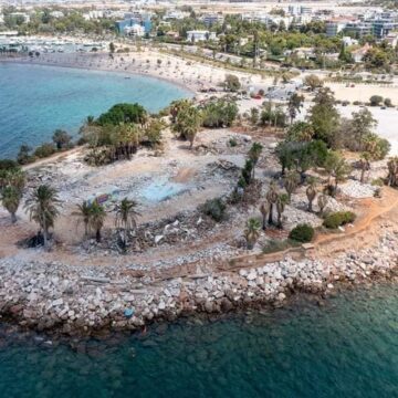 Η μικρή χερσόνησος της Γλυφάδας γίνεται επίγειος παράδεισος!