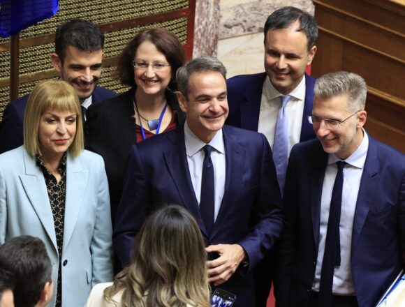 MHTSOTAKHS_BOYLH Nόμος η ισότητα στον γάμο με 175 «ναι»