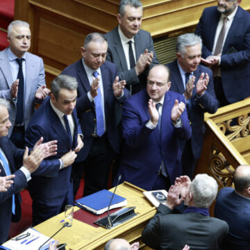 Καταψηφίστηκε η πρόταση δυσπιστίας για τα Τέμπη από 159 βουλευτές