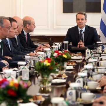 Αυξάνεται στα 830 ευρώ ο κατώτατος μισθός από την 1η Απριλίου