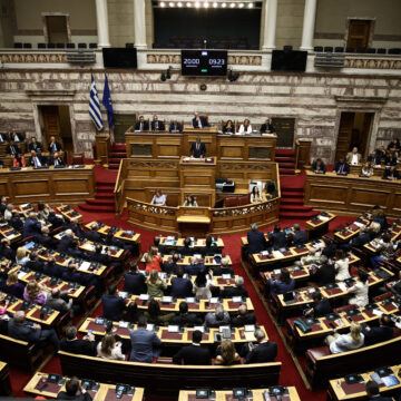 Στην ολομέλεια το νομοσχέδιο για την επέκταση του προγράμματος «Στέγαση και εργασία για τους αστέγους»