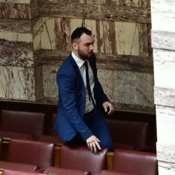 Καταδικάζουν την ενέργεια του Κ. Φλώρου τα κόμματα