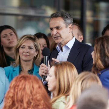 Ο Κυριάκος Μητσοτάκης σε συγκέντρωση πολιτών στη Δροσιά