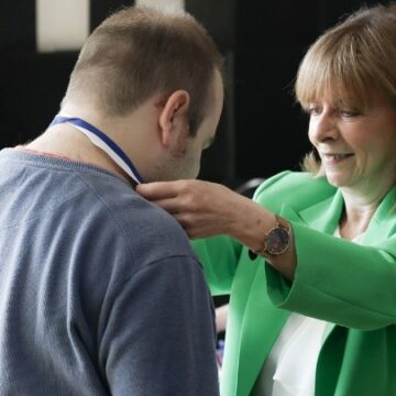 Να φροντίζουμε ώστε τα άτομα με αυτισμό να μπορούν να ζουν με ισότιμους όρους