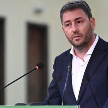 Το μόνο χέρι που μπορεί να ανοίξει την πόρτα εξόδου της ΝΔ, είναι του ΠΑΣΟΚ