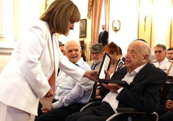 PLESSAS Παράσημο σε Λ. Παπαδόπουλο και Μ. Πλέσσα από την Πρόεδρο της Δημοκρατίας