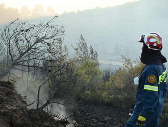 Χωρίς ενεργό μέτωπο οι φωτιές σε Σταμάτα και Κερατέα