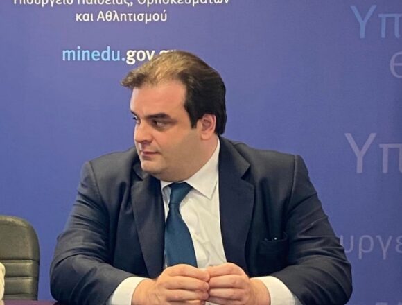 PIERRAKAKHS Αλλάζουν όλα τα σχολικά βιβλία