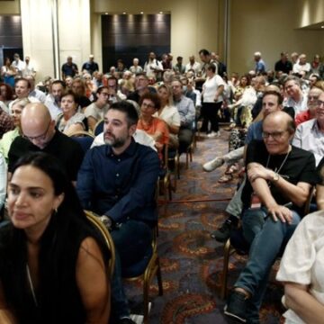 Δύο εσωκομματικά δημοψηφίσματα ζητούν στελέχη της Κεντρικής Επιτροπής