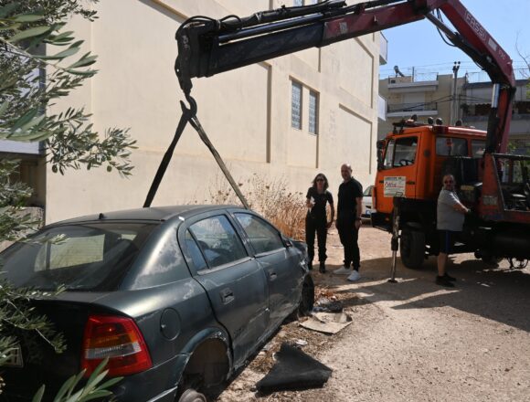 Απομάκρυνση εγκαταλελειμμένων οχημάτων από τη Δημοτική Αστυνομία