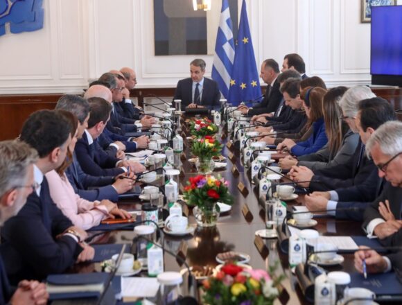 MHTSOTAKHS_YPOYRGIKO SYMBOYLIO Στα 950 ευρώ ο κατώτατος μισθός το 2027