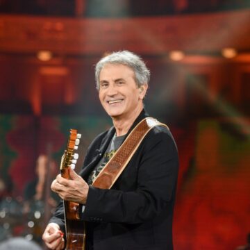 Μεγαλειώδης συναυλία μνήμης με τον Γιώργο Νταλάρα