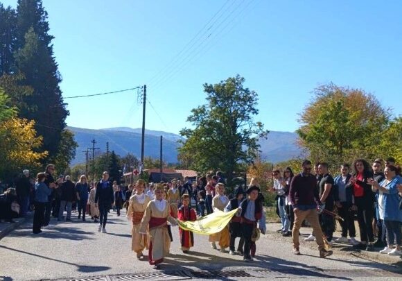 Μαθητές από την Βούλα παρέλασαν στην ορεινή Σταυρούπολη