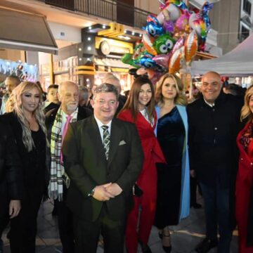 Με το άναμμα του Χριστουγεννιάτικου δέντρου ξεκίνησαν οι εορταστικές εκδηλώσεις