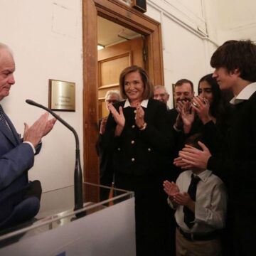 Το όνομα «Παύλος Μπακογιάννης» θα φέρει αίθουσα του κοινοβουλίου