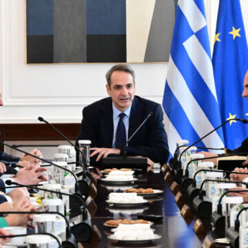 Δεν εφησυχάζουμε ούτε μέσα στις γιορτές