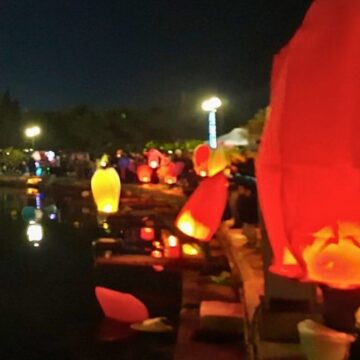 Εκατοντάδες φαναράκια γέμισαν με φως και ευχές τον ουρανό του Πόρτο Ράφτη