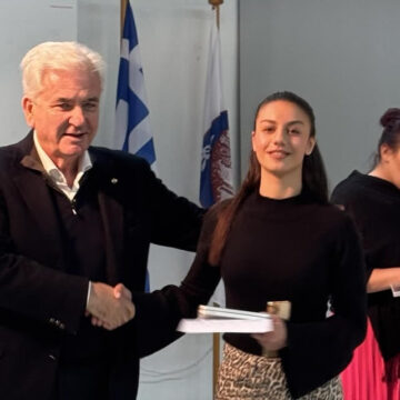 Απονομή τιμητικών επαίνων στους αποφοίτους που εισήχθησαν στην Τριτοβάθμια Εκπαίδευση