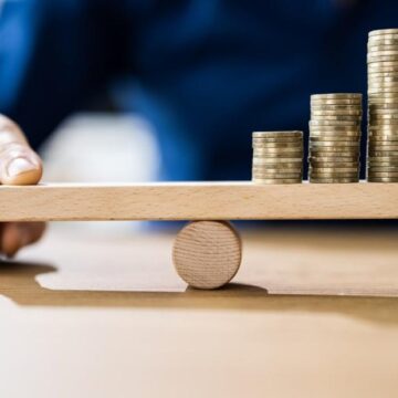 Σε εφαρμογή 18 μειώσεις φόρων και βαρών και 7 μέτρα στήριξης των εισοδημάτων
