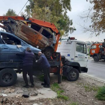 Συνεχίζεται η απομάκρυνση εγκαταλειμμένων οχημάτων