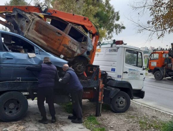 Συνεχίζεται η απομάκρυνση εγκαταλειμμένων οχημάτων