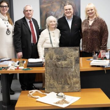 Ένα ανάγλυφο έργο της χαρίζει η βραβευμένη γλύπτρια Ασπασία Παπαδοπεράκη