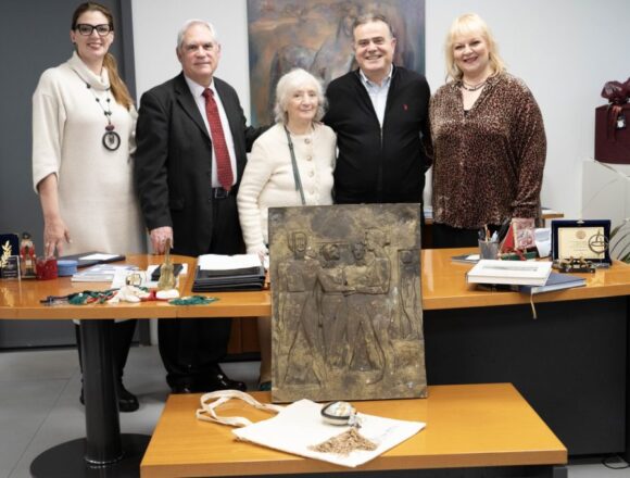 PALLHNH_PAPADOPERAKH Ένα ανάγλυφο έργο της χαρίζει η βραβευμένη γλύπτρια Ασπασία Παπαδοπεράκη