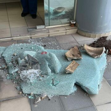 Επίθεση αναρχικών σε κτίριο της Περιφέρειας Αττικής στην Ελευσίνα