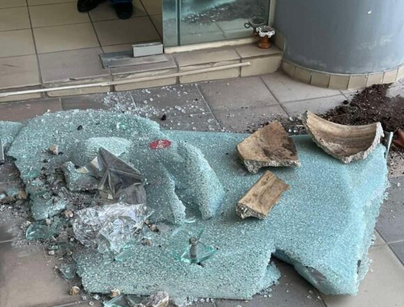 Επίθεση αναρχικών σε κτίριο της Περιφέρειας Αττικής στην Ελευσίνα