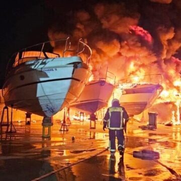 Φωτιά σε πάρκινγκ σκαφών αναψυχής