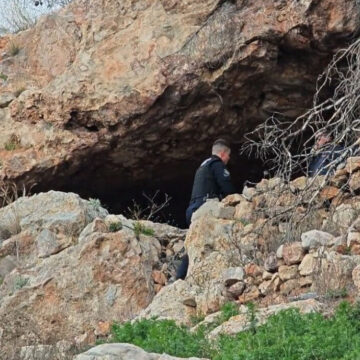 Νεκρή γυναίκα έξω από απόκρημνη σπηλιά στο κοιμητήριο