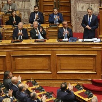 Κατατέθηκε η πρόταση δυσπιστίας