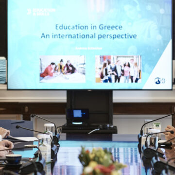 Συνάντηση Μητσοτάκη με τον διευθυντή εκπαίδευσης του ΟΟΣΑ