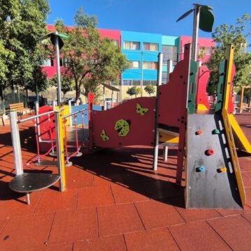 Παραδόθηκαν πέντε νέες πρότυπες παιδικές χαρές ΑμεΑ