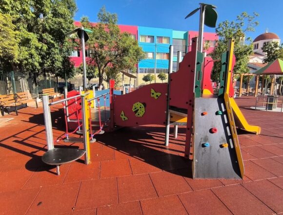 Παραδόθηκαν πέντε νέες πρότυπες παιδικές χαρές ΑμεΑ