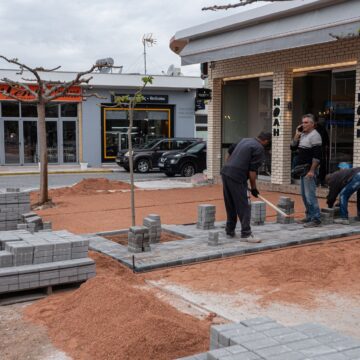 Με ταχύ ρυθμό προχωρούν οι εργασίες ανάπλασης της κεντρικής πλατείας Καλυβίων