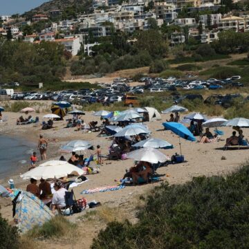 Συνελήφθησαν 5 ιδιοκτήτες και υπεύθυνοι καταστημάτων για παράνομη κατάληψη παραλίας